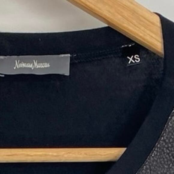 Neiman Marcus Top Women’s XS Faux Leather Zipper Details Moto Mob Wife - Picture 3 of 8